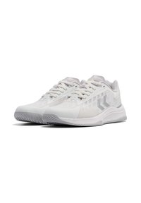 Witte sportieve schoenen met een ademend mesh bovenwerk, gestructureerde synthetische accenten en een rubberen zool met een ribbelpatroon voor grip.