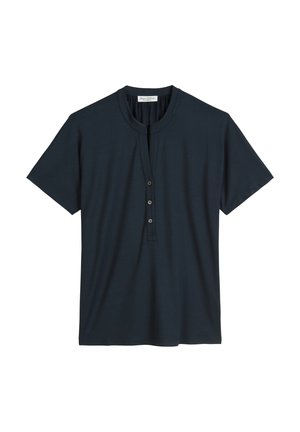 Camicia a maniche corte di un blu scuro, realizzata in tessuto morbido, con scollatura rotonda e patta con quattro bottoni scuri.