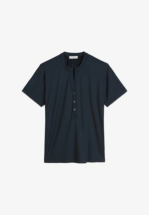 Donkerblauwe shirt met korte mouwen van zachte stof, met een ronde halslijn en een vierknopssluiting met donkere knopen.