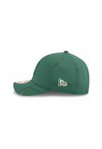 Grüne Baseballkappe mit gebogenem Schirm, ausgestattet mit Mesh-Seitenpanelen und einem Logo an der Seite. Hergestellt aus einem glatten Stoff.