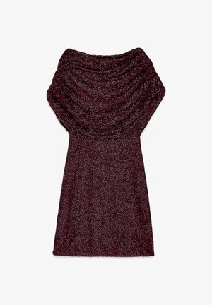 Bordeauxrode gebreide sjaal met een dikke, gestructureerde omslagkraag en een zacht, gevlekt garenpatroon.