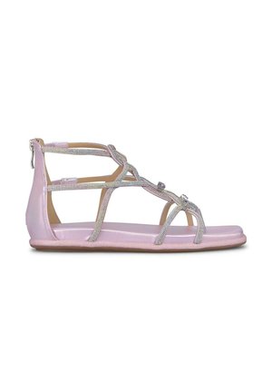 Sandalias planas rosas con tiras metálicas, con detalles decorativos y una cremallera en la parte posterior. Textura suave y diseño abierto.