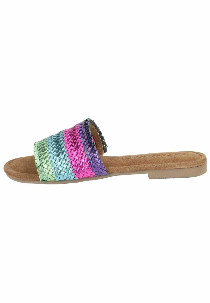 Sandalia plana con suela marrón y una tira ancha texturizada de colores en verde, azul, rosa y púrpura con rayas diagonales.