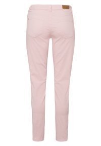 Różowe, dopasowane dżinsy z tylnymi kieszeniami i beżową naszywką z logo. Gładka tekstura, średni stan i prosty krój nogawek.