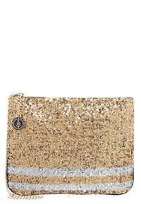 Kultainen paljettikukkaro, jossa on litteä suorakaiteen muotoinen muoto. Siinä on hopeinen vaakaraita ja punottu ketjuelementti vetoketjussa.