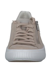 Beige Wildlederschuhe mit weißer Gummisohle, runder Zehenform, flachen Schnürsenkeln und einem seitlichen Reißverschlussakzent für zusätzliche Details.