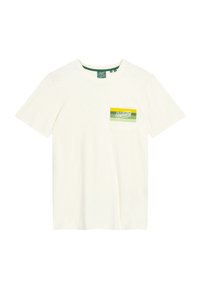 Camiseta de color crema claro hecha de algodón, con mangas cortas y un bolsillo en el lado izquierdo del pecho, que presenta rayas horizontales verdes y amarillas.