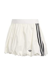 Bijela sportska suknja od lagane tkanine, s širokim remenom, volumenom i tri crne pruge sa strane.