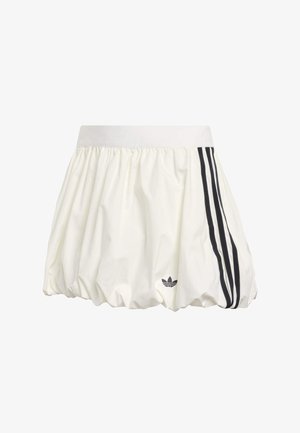 Biała sportowa spódnica wykonana z lekkiego materiału, z szerokim paskiem w talii, o luźnym kroju i trzema czarnymi paskami po bokach.