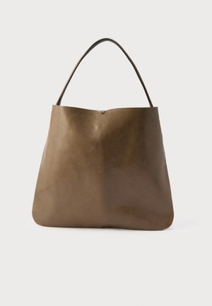 Borsa tote in pelle marrone con singolo manico a spalla, design minimalista, senza chiusure visibili o tasche esterne.