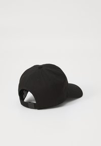 Casquette de baseball noire avec une visière incurvée, fabriquée en tissu résistant. Dispose d'une sangle ajustable à l'arrière et d'une texture lisse.