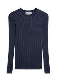 Granatowy sweter z ribbowanym splotem, z długim rękawem, okrągłym dekoltem oraz małym logo na dolnym lewym boku. Gładka struktura na całej powierzchni.