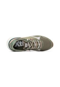 Zapatilla verde con una mezcla de material de malla y ante, con un acento predominante en gris-blanco, cordones beige y una suela texturizada.