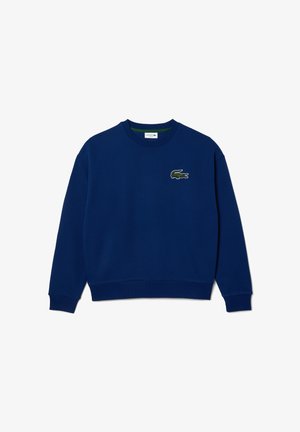 Marineblauwe rondehals trui met lange mouwen en een klein groen krokodillenlogo op de linkerborst.