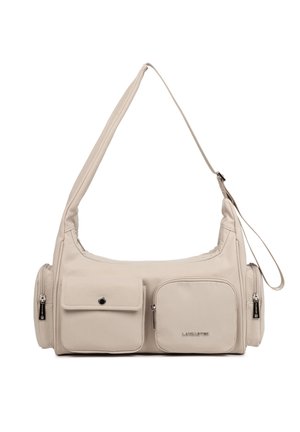 Beige schoudertas met verstelbare riem, twee voorvakken (één met rits, één met knoop) en twee zijvakken met rits.