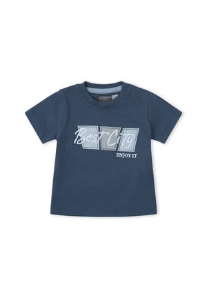Camiseta de niño pequeño de color azul marino con mangas cortas y texto bordado en el frente que dice "Best City Enjoy It" en bloques blancos y grises.