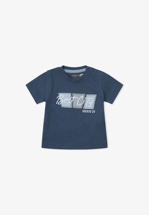 Camiseta de niño pequeño de color azul marino con mangas cortas y texto bordado en el frente que dice "Best City Enjoy It" en bloques blancos y grises.
