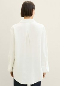 TOM TAILOR OVERSIZED MIT STRUKTUR - Button-down blouse - whisper white