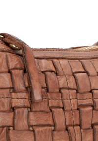 Borsa a tracolla in pelle intrecciata marrone con motivi orizzontali e verticali, caratterizzata da una texture liscia e un piccolo attacco per la tracolla sulla parte superiore.