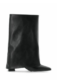 Bottine en cuir noir avec un design unique à revers, bout pointu et talon plat. Texture lisse avec des lignes épurées et aucun matériel visible.