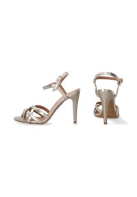 Metallic gouden hoge hakken sandalen met een strapdesign, voorzien van een kruispatroon op de tenen en een verstelbare enkelriem.