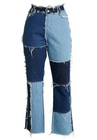 Lappade denimbyxor med olika nyanser av blått, fransade kanter, hög midja och design med utsvängda ben. Metallknappstängning i midjan.