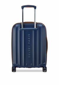 Valigia rigida blu navy con scanalature verticali, maniglia retrattile argento, dettagli marroni e doppie ruote per stabilità. Nome del marchio impresso.
