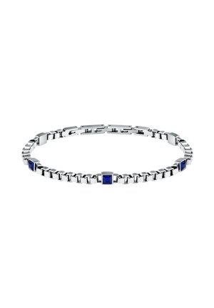 Bracciale d'argento con accenti blu quadrati, caratterizzato da un design a maglie piatte. Finitura lucida e superficie liscia con pietre preziose alternate.