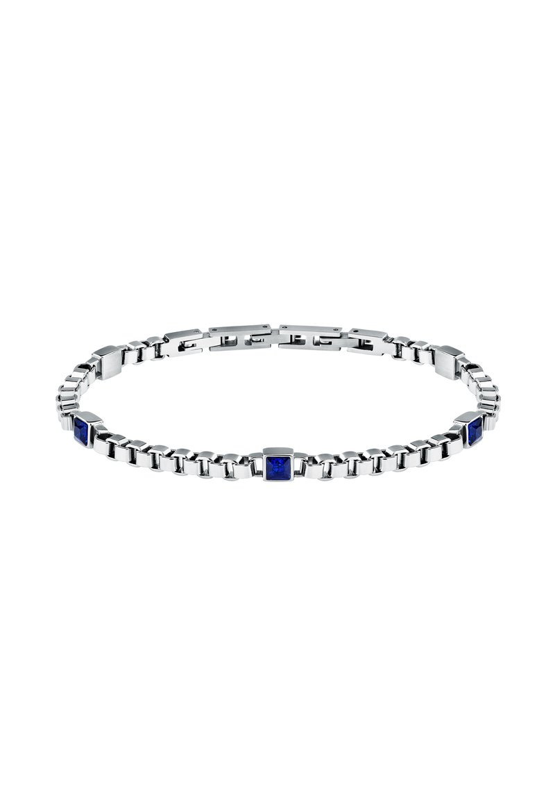 Bracciale d'argento con accenti blu quadrati, caratterizzato da un design a maglie piatte. Finitura lucida e superficie liscia con pietre preziose alternate.