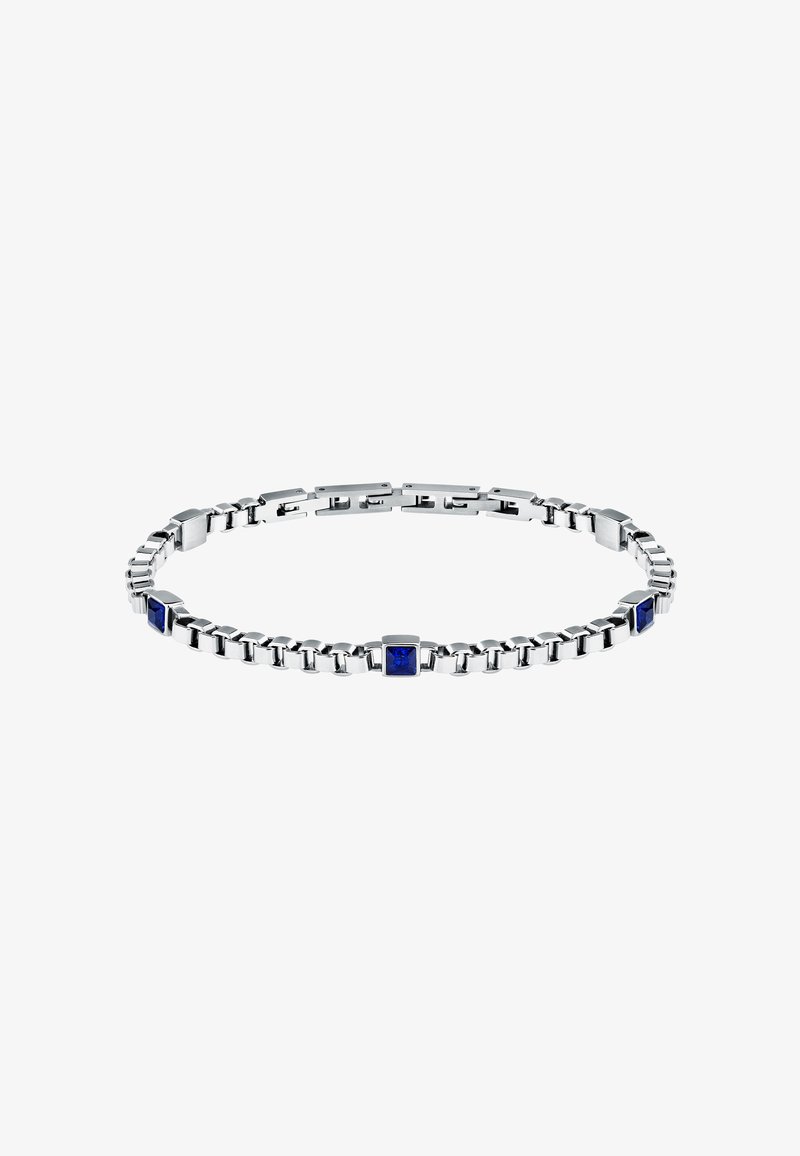Bracciale d'argento con accenti blu quadrati, caratterizzato da un design a maglie piatte. Finitura lucida e superficie liscia con pietre preziose alternate.