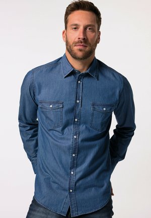 Blaues Jeanshemd mit langen Ärmeln, Knopfverschluss vorne, zwei Brusttaschen und einem klassischen Kragen. Glatte Textur und leicht ausgewaschener Look.