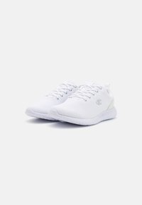 Zapatillas deportivas blancas con parte superior de malla, puntera redonda, cordones y suela texturizada. Presenta un pequeño logo en el lateral y una tira en la parte posterior.