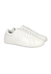 Zapatillas blancas de cuero con una textura suave, cierre de cordones y suela de goma. Presentan un detalle de logotipo en relieve en el lateral.