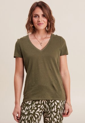 Olivgrünes V-Ausschnitt-T-Shirt aus weichem Material. Kurze Ärmel mit einfachem Design, versehen mit einem dezenten gestickten Ausschnittdetail.