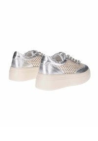 Scarpe da ginnastica argentate con tomaia in rete testurizzata, punta tonda e suola platform biancachunky. Caratterizzate da dettagli metallici e chiusura con lacci.