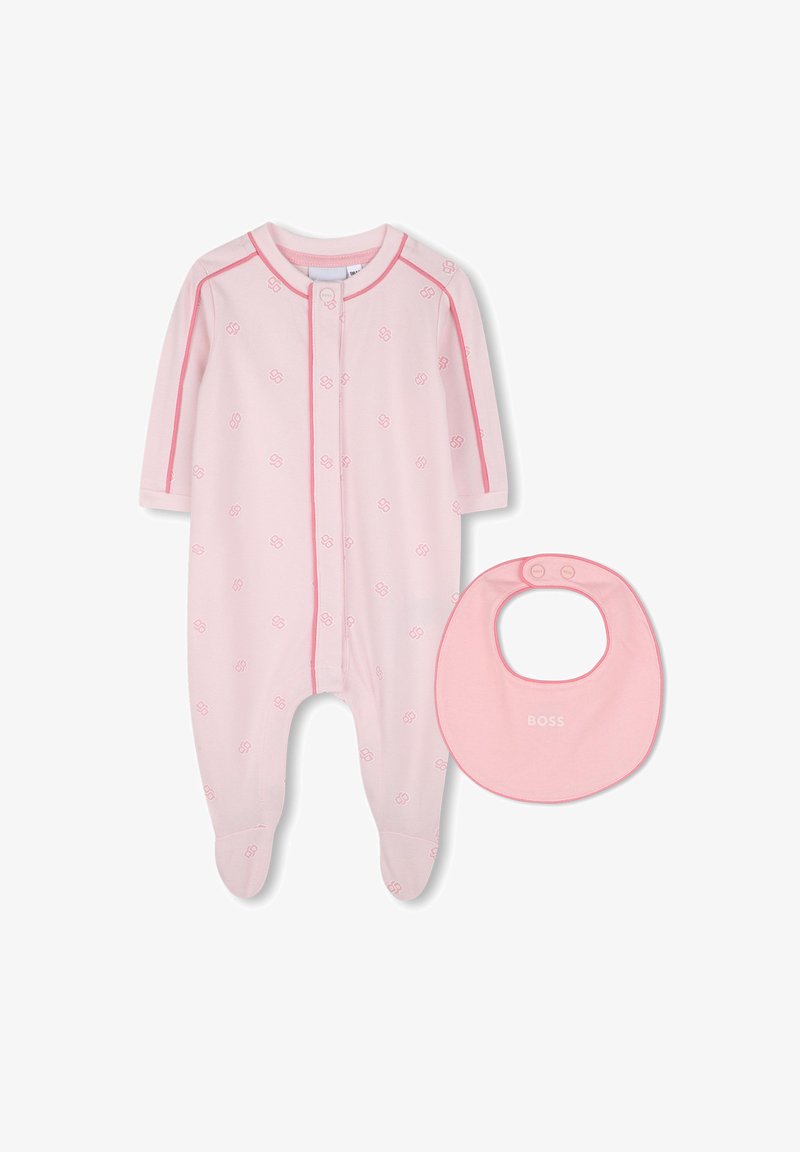 Bodysuit pour bébé rose à manches longues, présentant un motif imprimé de logo répété, une fermeture à pression, et un bavoir assorti avec le texte "BOSS". Tissu doux.