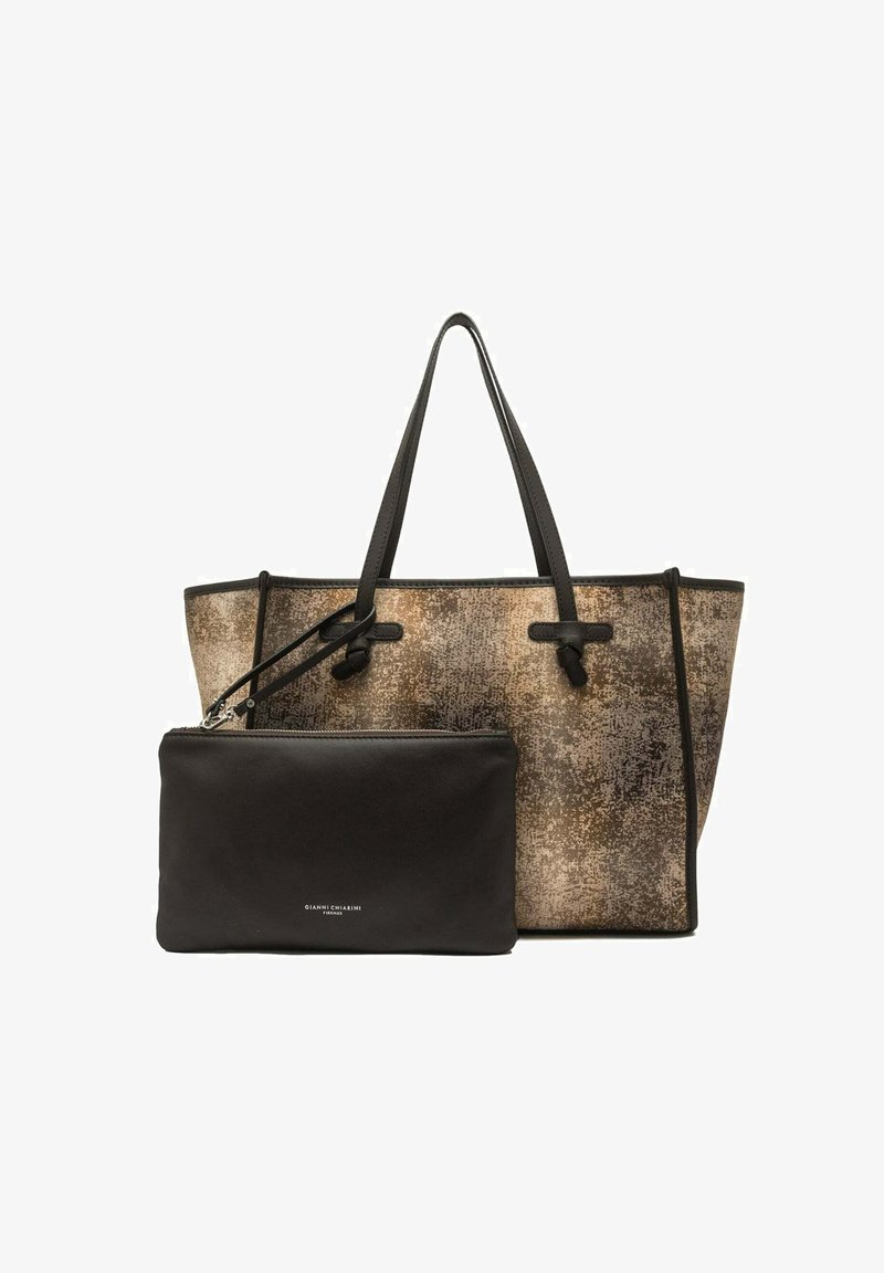 Beige en zwarte tote bag met een gestructureerd oppervlak en twee zwarte handvatten, voorzien van een afneembare zwarte tas met ritssluiting.