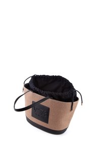 Bolsa de tote de tejido trenzado en tono marrón con forro de nailon negro, cierre de cordón y base de cuero negro. Presenta un logo grabado en el costado.