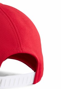 Czerwona czapka z gładkiej tkaniny, zakrzywionym daszkiem i białym regulowanym paskiem z tyłu, wyróżniającym się wypukłymi akcentami.