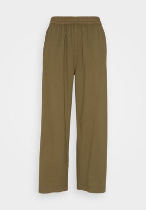 Pantalons verts olive, de coupe ample avec une taille élastique. Tissu doux et coupe droite sans motifs ni accents visibles.