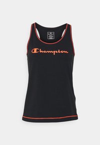 Svart linne med röda detaljer och "Champion"-logotypen fram. Har breda axelband och rundad halsringning. Tillverkat av mjukt tyg.