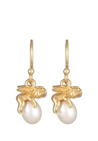 Orecchini in tono oro con un design di cherubino e una goccia di perla bianca. Il cherubino presenta ali dettagliate e una forma morbida e arrotondata.