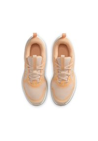 Zapatillas deportivas de malla color melocotón con suela de goma blanca, cordones finos y una lengüeta trasera para tirar. Presentan discretos detalles con el logo en los laterales y la lengüeta.