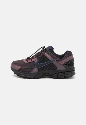 Czarne i ciemnofioletowe buty sportowe z niebieskim znakiem Nike, cholewką z siateczki i syntetyku, elastycznymi sznurówkami z regulacją i fakturowaną podeszwą.