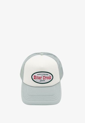 Casquette trucker gris clair et blanche avec dos en filet et écusson ovale portant l'inscription "Bitter Creek Wyoming" en texte rouge et noir.