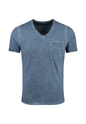 Niebieski bawełniany T-shirt z krótkim rękawem, dekoltem w serek i małą kieszenią na piersi po lewej stronie, prezentowany na białym tle.