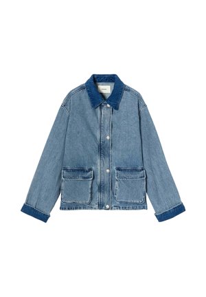 Veste en denim bleu avec col et poignets bleu foncé, boutons-pression à l'avant, et deux grandes poches à rabat à la taille.