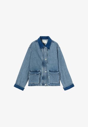 Veste en denim bleu avec col et poignets bleu foncé, boutons-pression à l'avant, et deux grandes poches à rabat à la taille.