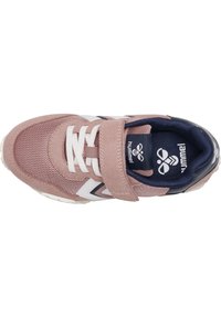 Sneaker rosa chiaro realizzato con materiali in rete e suede, dettagli bianchi, fascia in velcro regolabile e rivestimento interno blu navy. Presenta un dettaglio con logo.