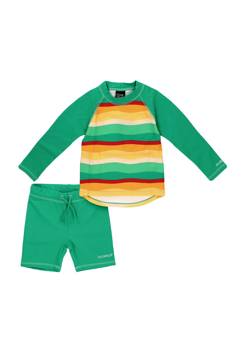 Tvådelad badoutfit med en långärmad top med horisontella ränder i grön, gul och orange, som matchas med enfärgade gröna shorts.